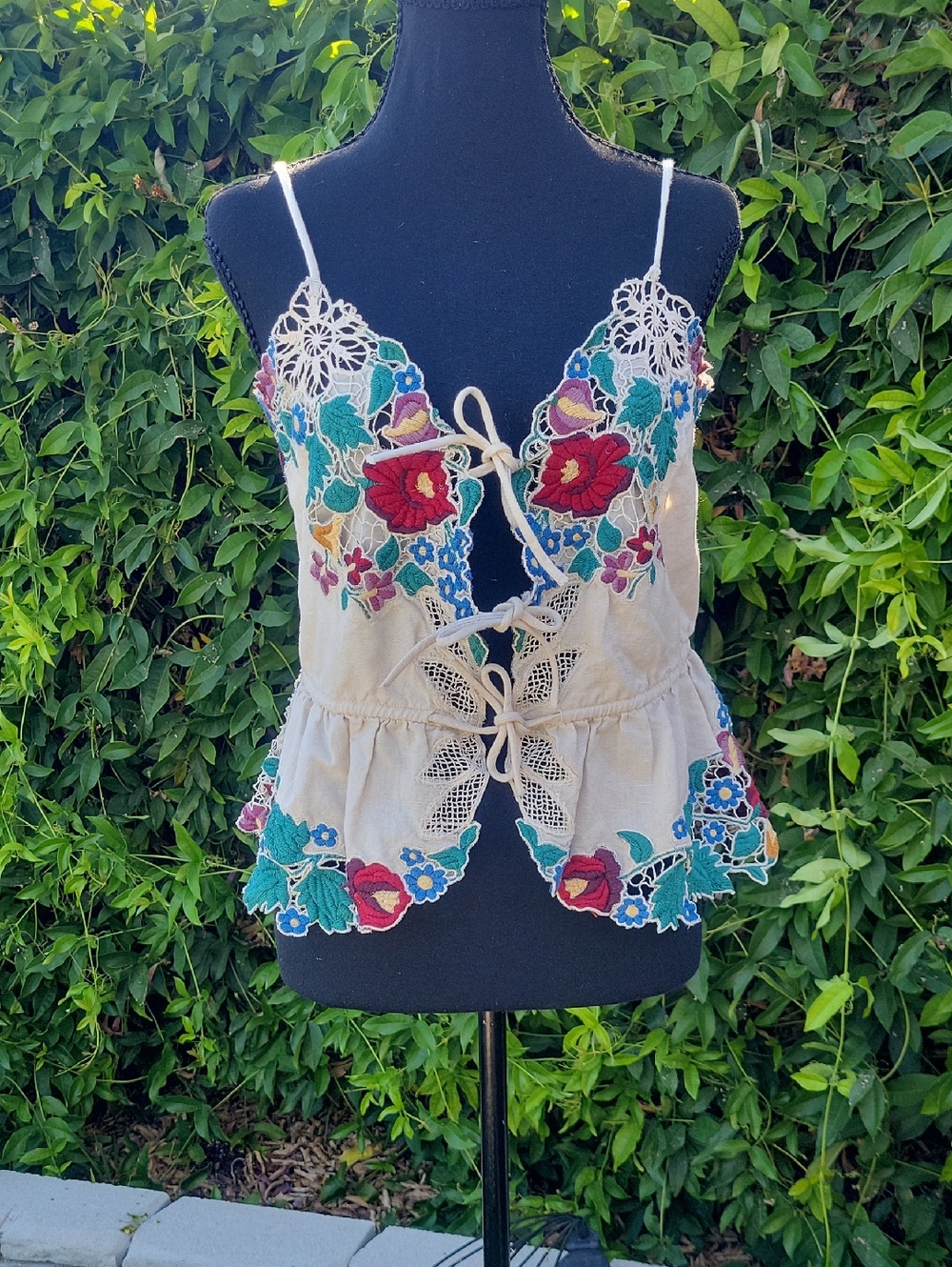 Sea New York Boho Cream Floral Embroidered Tie-Front Camisole * Flaws *